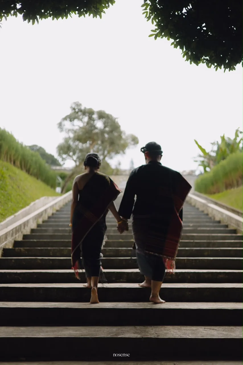 Daniel dan Pingki berjalan menaiki tangga